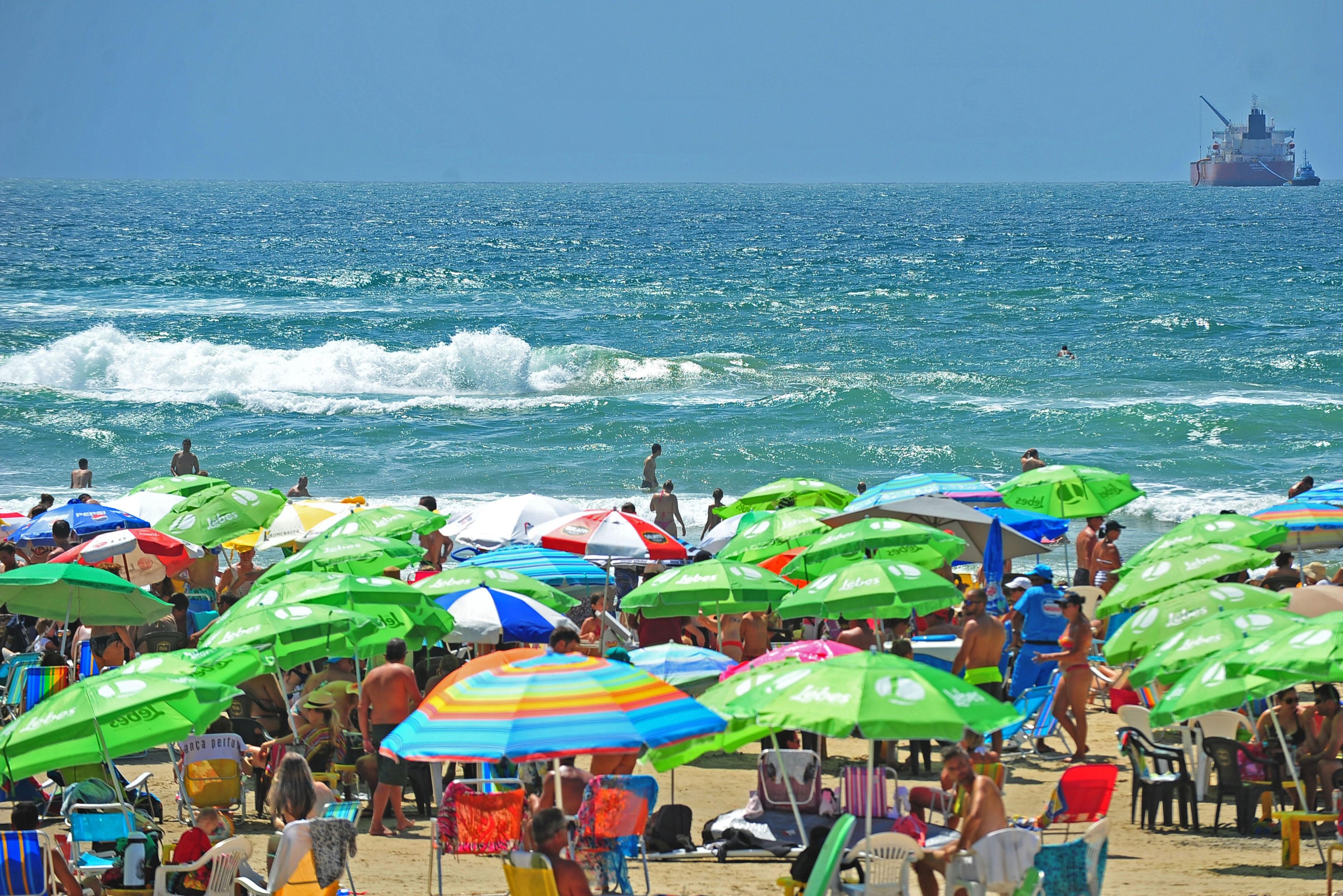 Mar limpo deixou a praia lotada neste s&aacute;bado