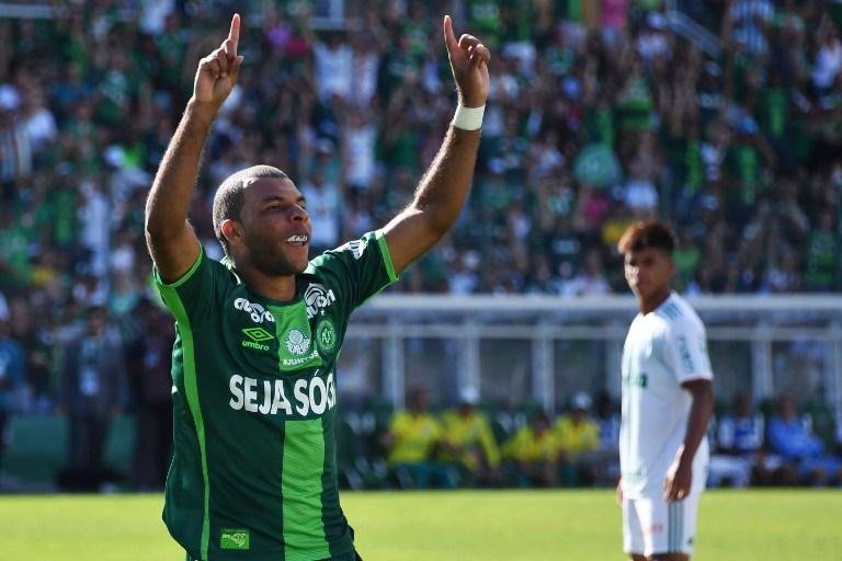 Com homenagens e emo&ccedil;&atilde;o, Chapecoense volta a jogar e empata com Palmeiras