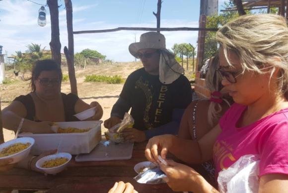 Mulheres fazem vig&iacute;lia em frente ao pres&iacute;dio de Alca&ccedil;uz
