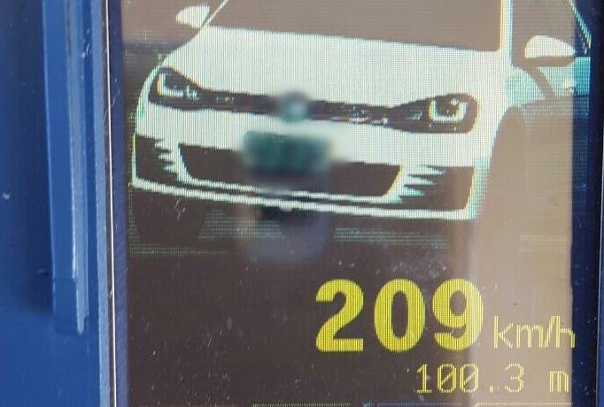 Ve&iacute;culo foi flagrado a 209 km/h