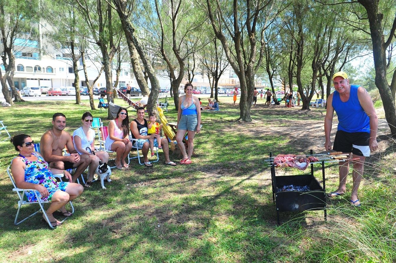 Churrasco &agrave; beira-mar agrada fam&iacute;lias no Litoral