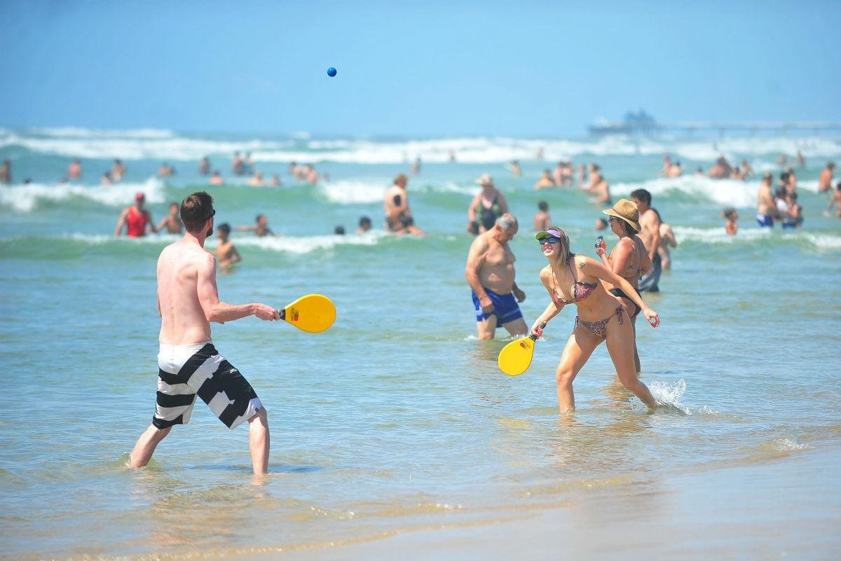 Domingo ensolarado levou muita gente &agrave; praia, em Cap&atilde;o