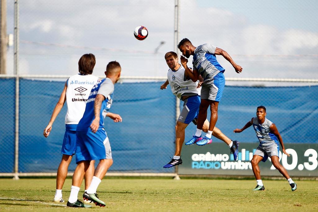 Gr&ecirc;mio exercitou a defesa contra o ataque neste domingo no CT
