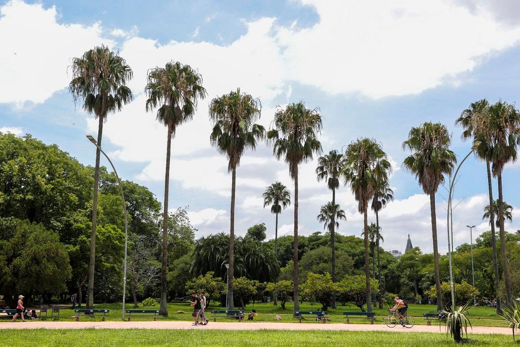 Em Porto Alegre, a temperatura ficar&aacute; 21&deg;C e 33&deg;C