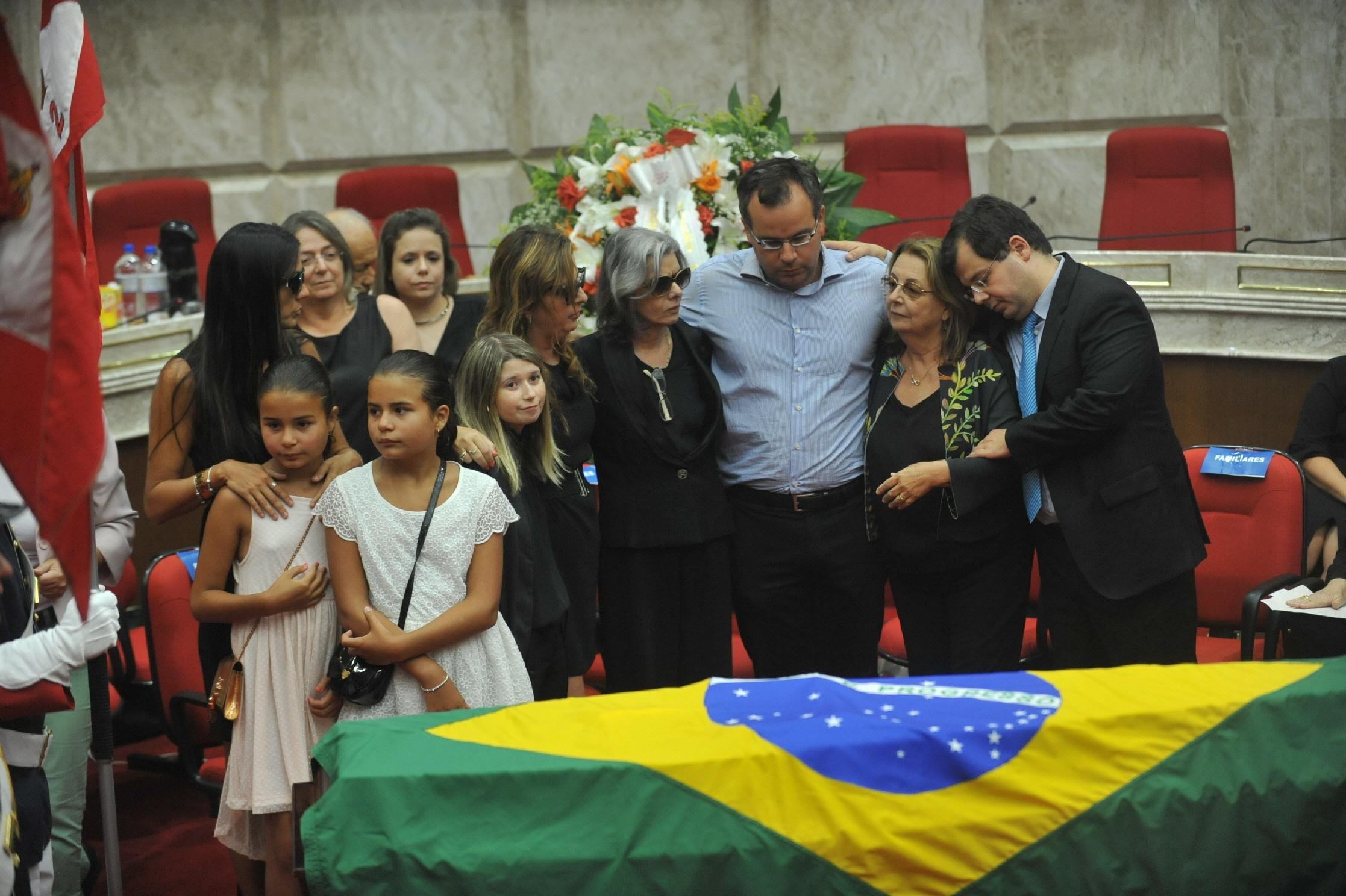 C&aacute;rmen L&uacute;cia permaneceu ao lado de familiares da Zavascki durante vel&oacute;rio em Porto Alegre
