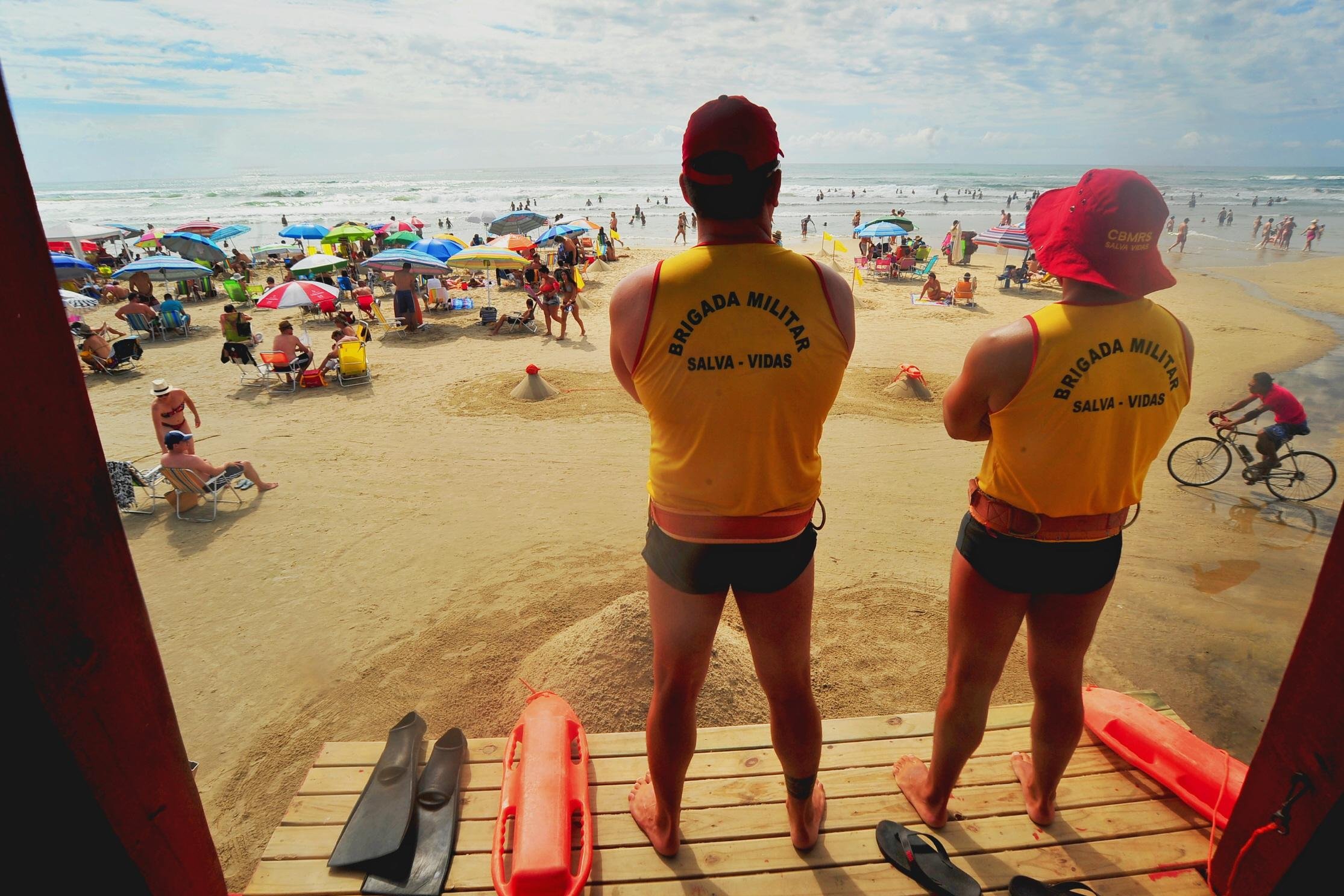 Opera&ccedil;&atilde;o Golfinho registra 241 salvamentos durante final de semana no Litoral Norte	