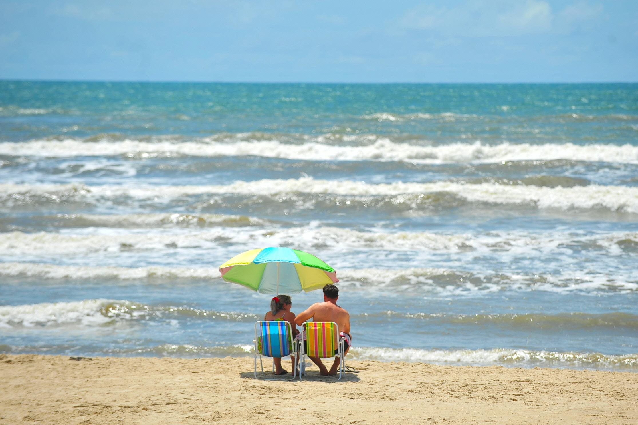 Mar limpo e praia tranquila marcam a segunda-feira no Litoral