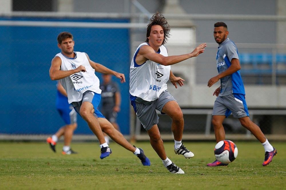 Bolzan tranquiliza torcedor e cita contrato longo com Geromel
