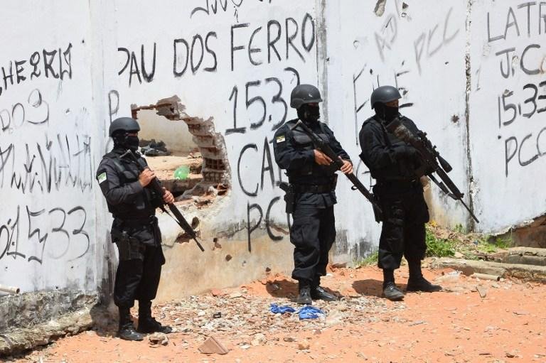 Policiais voltaram a entrar no p&aacute;tio de Alca&ccedil;uz