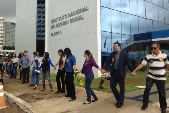 Representantes de confedera&ccedil;&otilde;es, associa&ccedil;&otilde;es e sindicatos deram um "abra&ccedil;a&ccedil;o" no pr&eacute;dio da Previd&ecirc;ncia Social