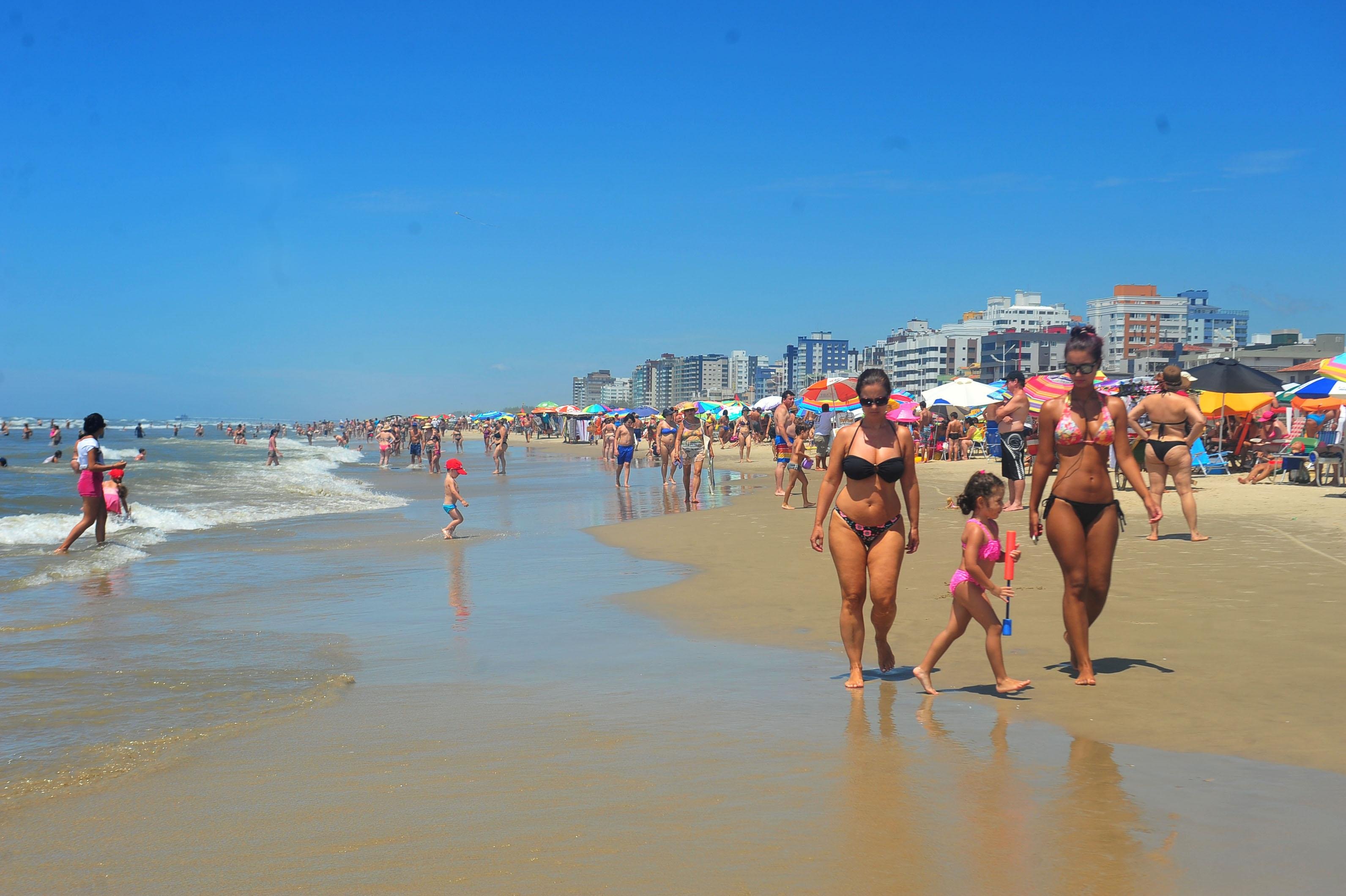 Praia lotada e receio das &aacute;guas vivas no Litoral Norte