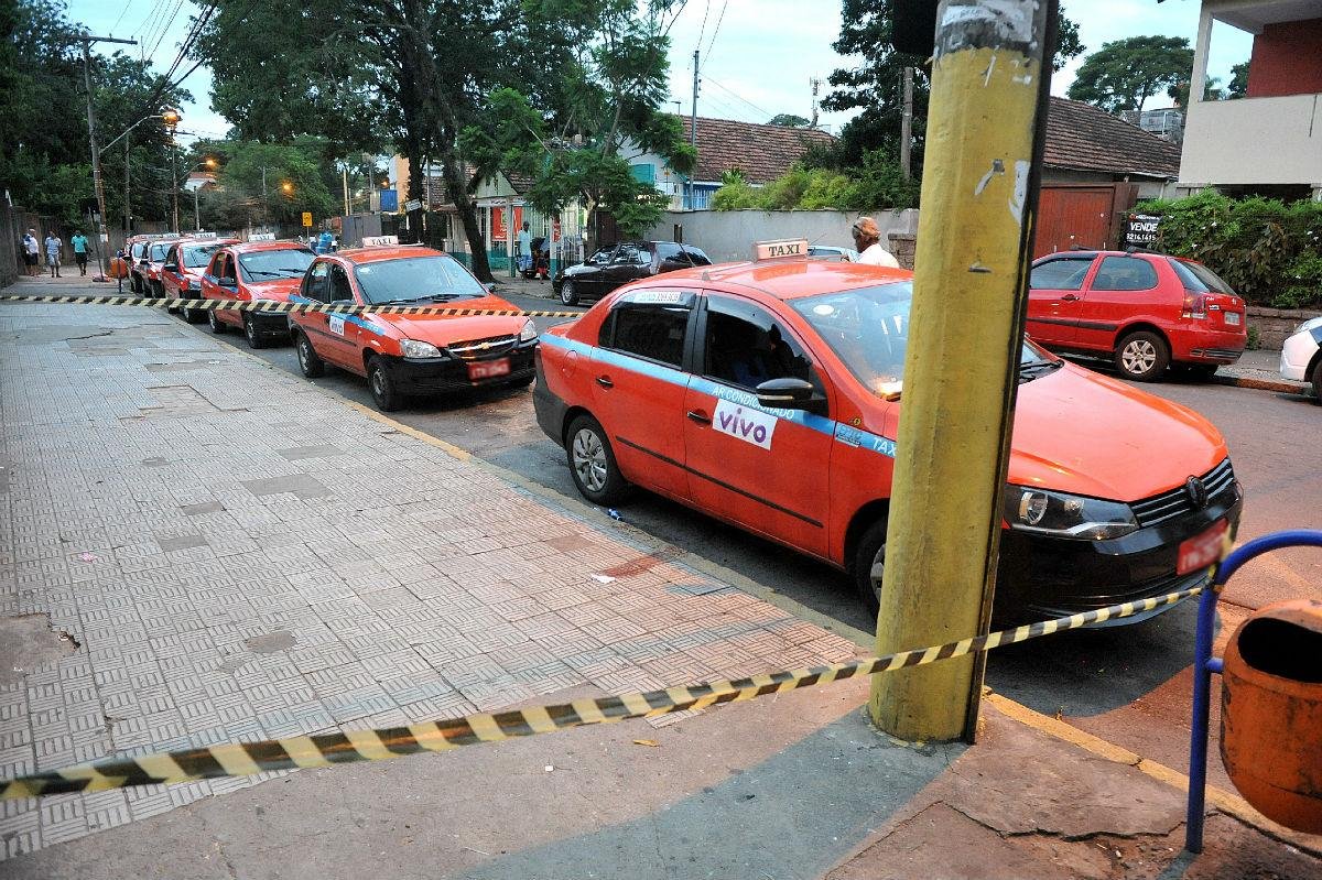Passageiro foi morto ao entrar em t&aacute;xi, na zona Sul de Porto Alegre