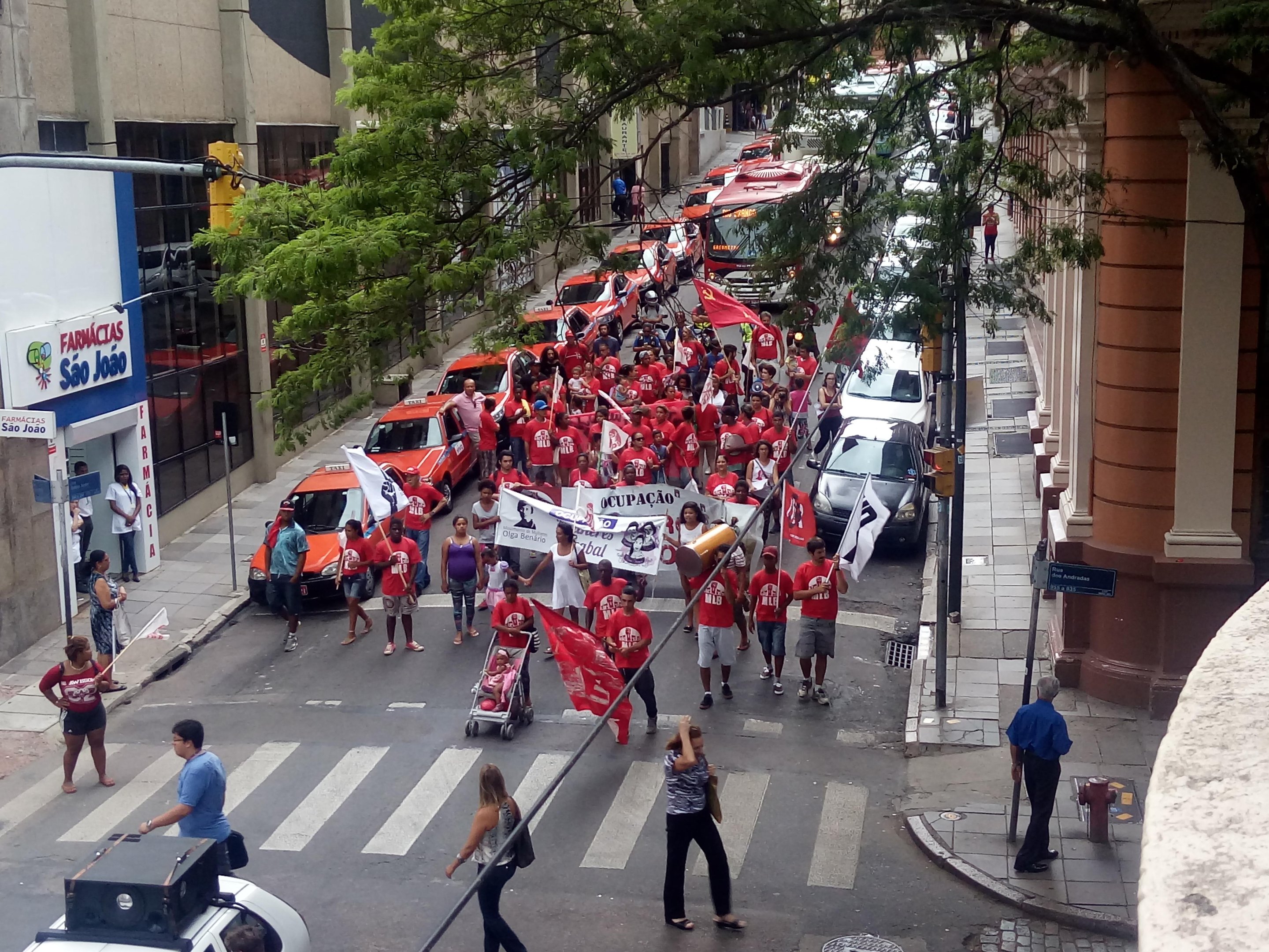 Manifestantes bloquearam tr&aacute;fego no Centro de Porto Alegre
