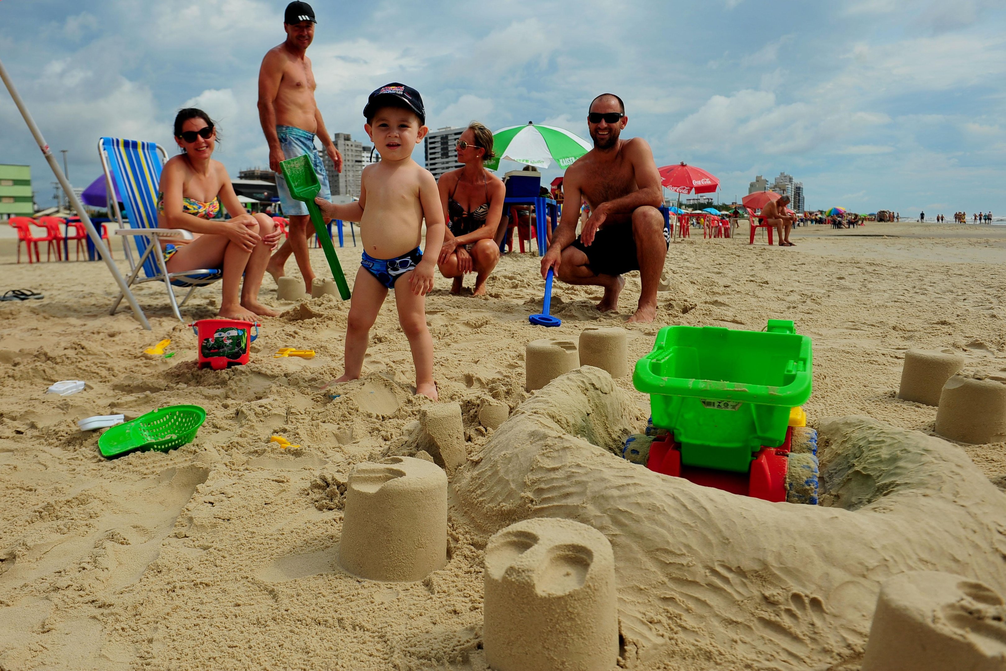 Augusto, de 1 ano e 9 meses, n&atilde;o se importou com a nebulosidade e se divertiu na areia