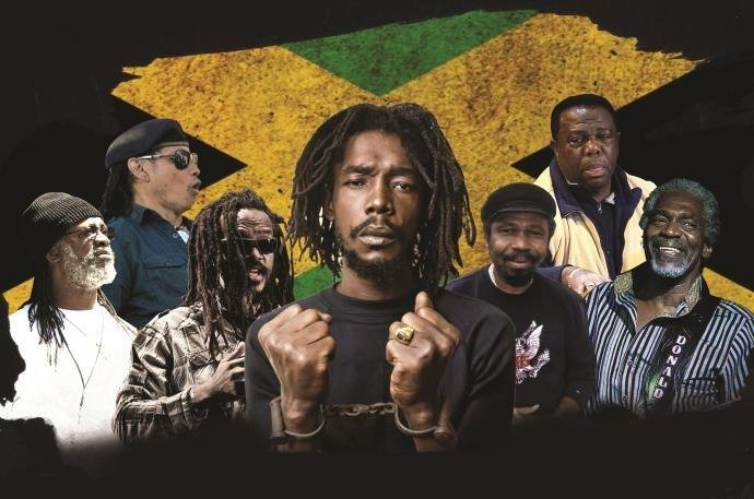 Andrew Tosh toca ao lado da banda Word, Sound and Power