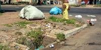 Bueiros com resíduos sólidos em pontos da cidade não recebem limpeza