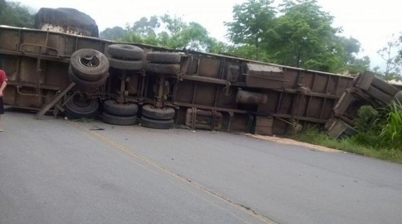 Acidente com carreta termina com pris&atilde;o de motorista e passageiros 