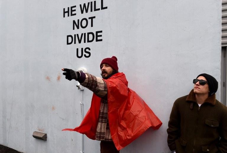 Shia, &agrave; esquerda,  instalou uma c&acirc;mera para que pessoas protestem contra Trump