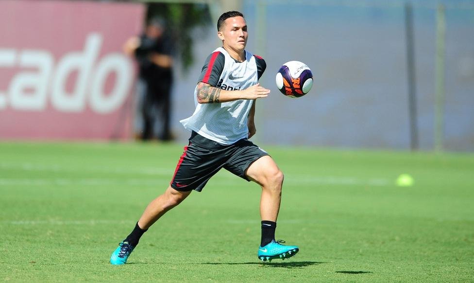 Zago testa time sem Seijas para domingo