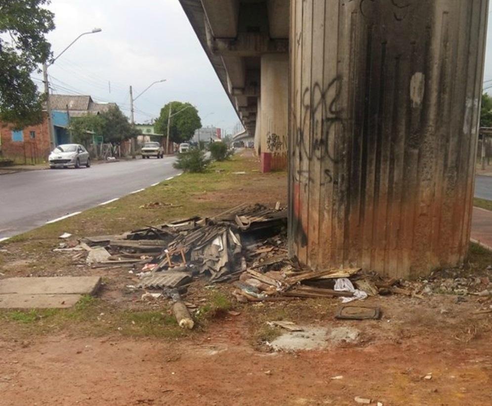 Ac&uacute;mulo de lixo a c&eacute;u aberto preocupa usu&aacute;rios e moradores de Novo Hamburgo