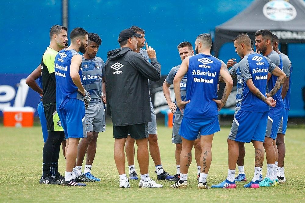 Geromel n&atilde;o participa de treino do Gr&ecirc;mio