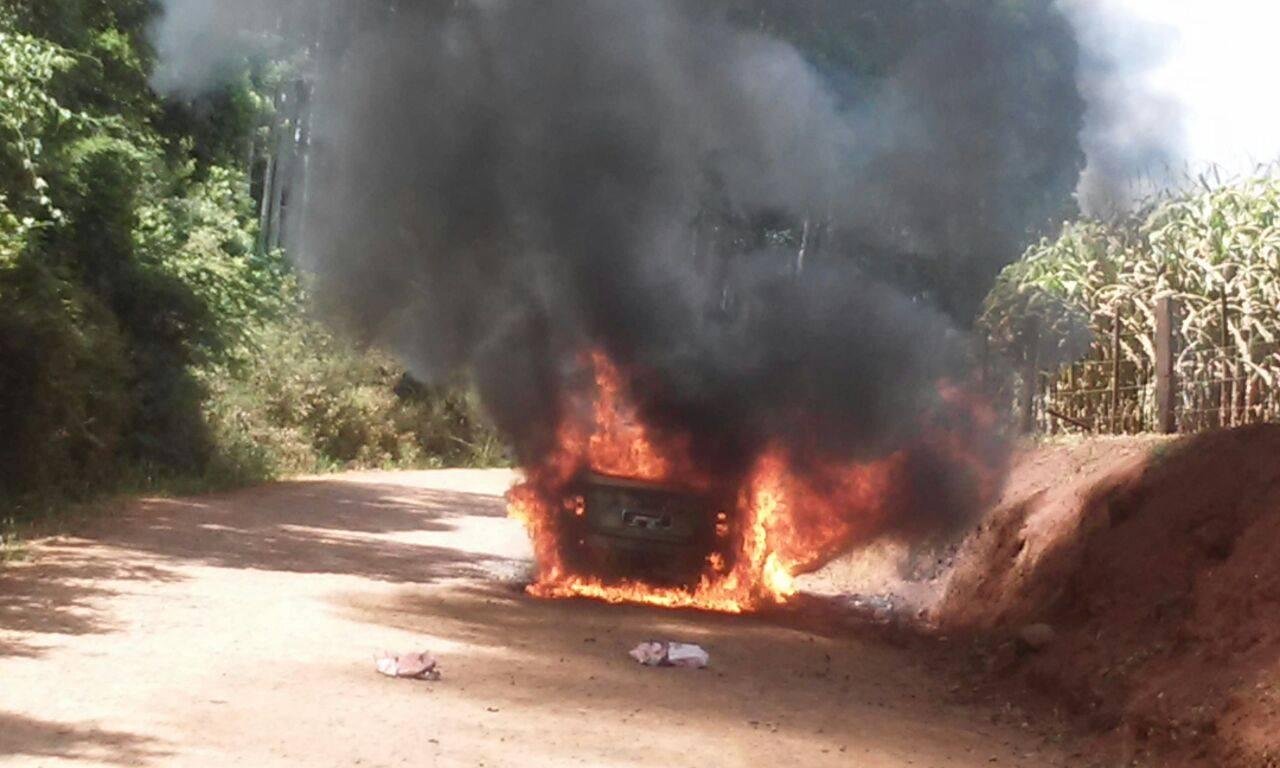 Carro usado por criminosos foi queimado ap&oacute;s ataque a banco em Redentora