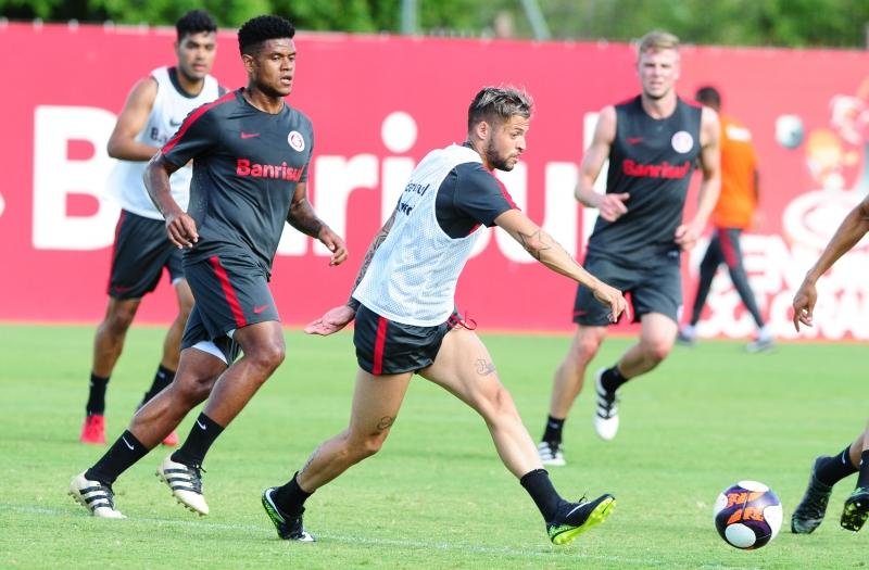 Nico L&oacute;pez briga com Aylon por vaga no time