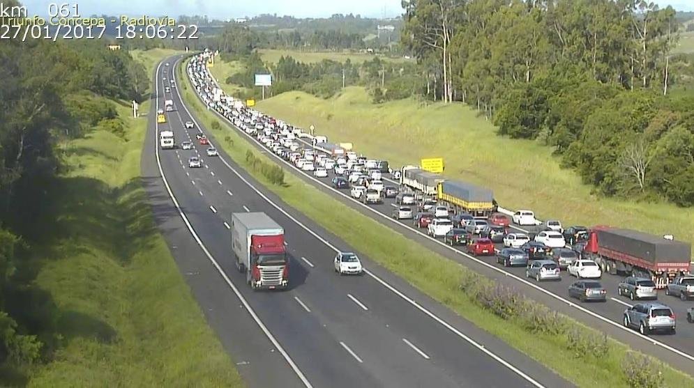 Freeway tem movimenta&ccedil;&atilde;o acentuada com pontos de lentid&atilde;o em dire&ccedil;&atilde;o ao litoral
