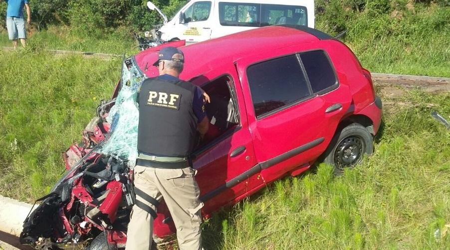 Jovem morre e quatro se ferem em acidente na BR 116 em Gua&iacute;ba