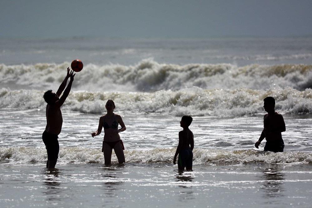 S&aacute;bado ensolarado lota as praias no Litoral Norte