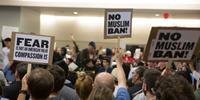 Milhares de pessoas protestaram contra decreto de Trump em aeroportos dos Estados Unidos