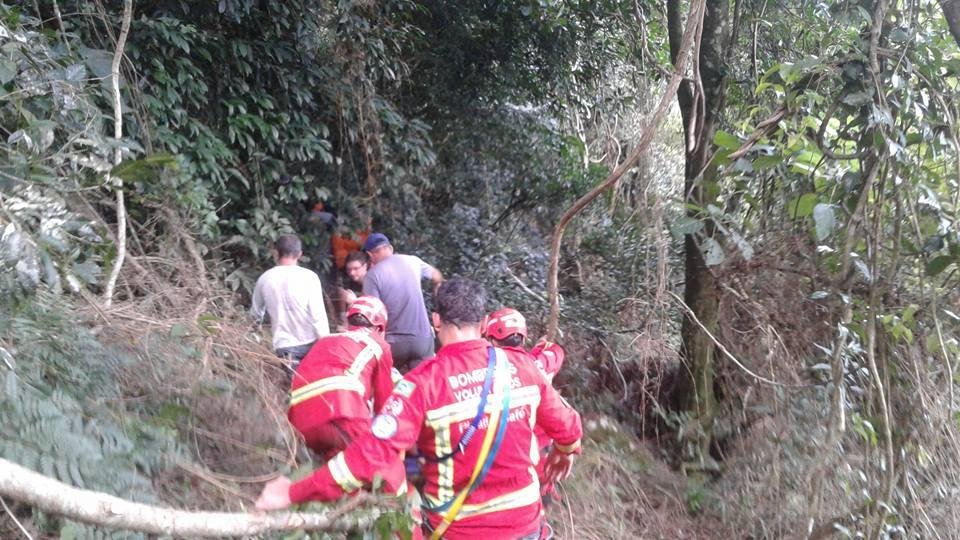Bombeiros Volunt&aacute;rios de Picada Caf&eacute; atenderam o piloto que quebrou o bra&ccedil;o
