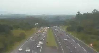 Movimento &eacute; acentuado no fim da tarde de domingo na freeway