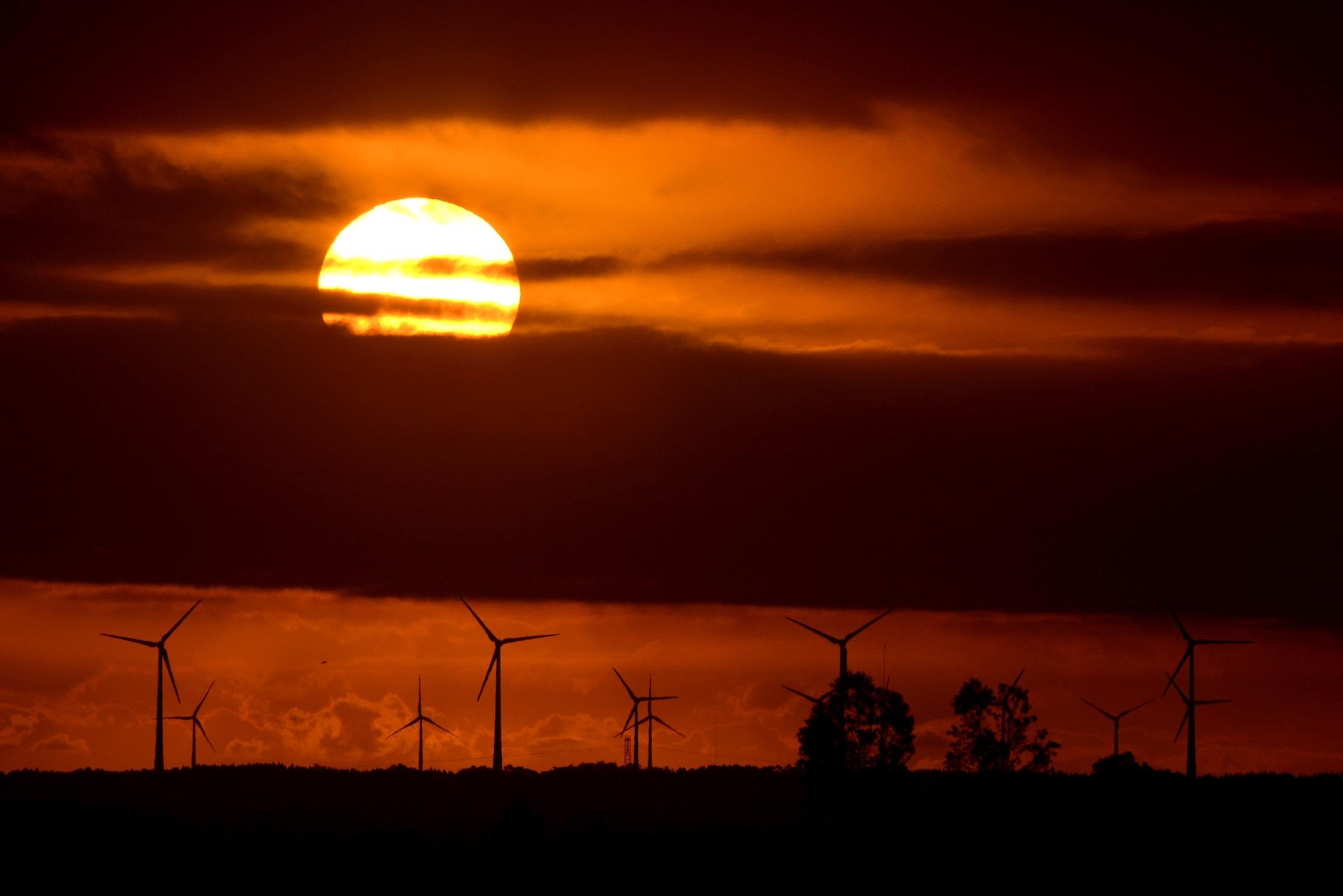 Porto Alegre poder&aacute; registrar 35&deg;C nesta segunda-feira e ter chuva isolada