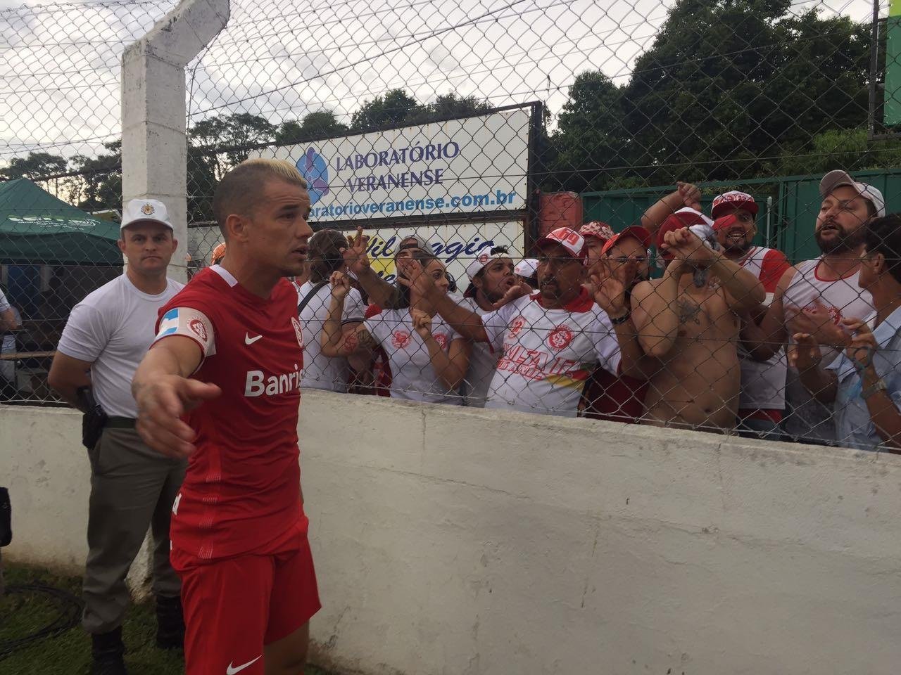 D&acute;Alessandro tentou acalmar torcedores ap&oacute;s briga