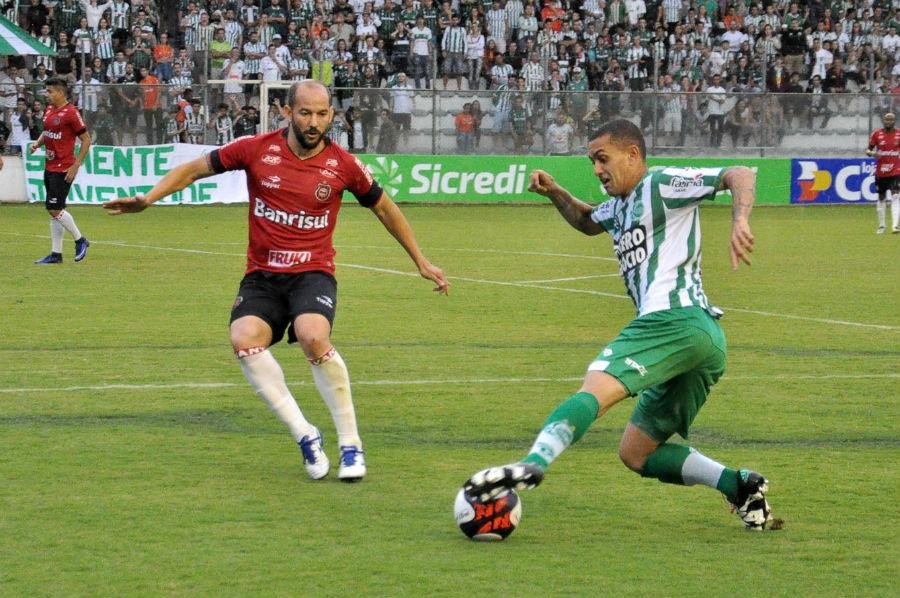 Em jogo com duas equipes equilibradas, faltou chances de gol e sobraram entradas mais fortes
