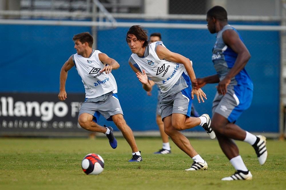 Gr&ecirc;mio deve se reunir com empres&aacute;rio de Geromel nesta semana