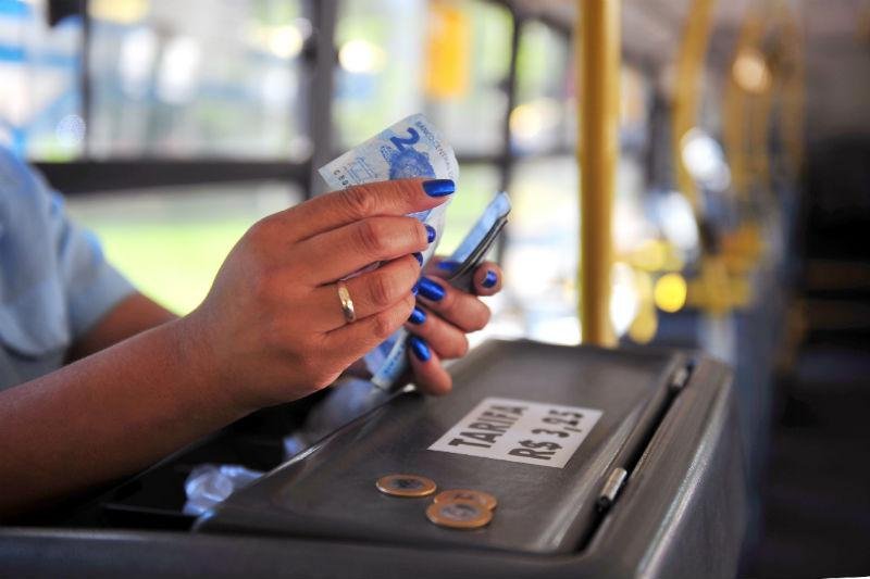 Ideia de reduzir volume de dinheiro em &ocirc;nibus n&atilde;o ir&aacute; acabar com cobradores, diz Marchezan	
