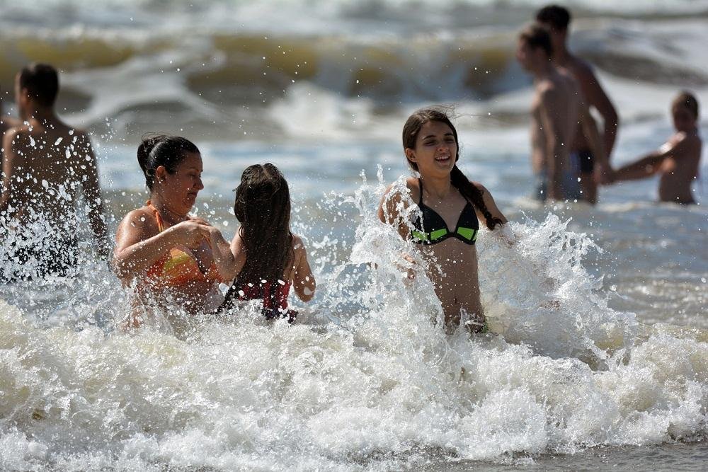 Mar limpo e quente surpreendem banhistas no Litoral Norte