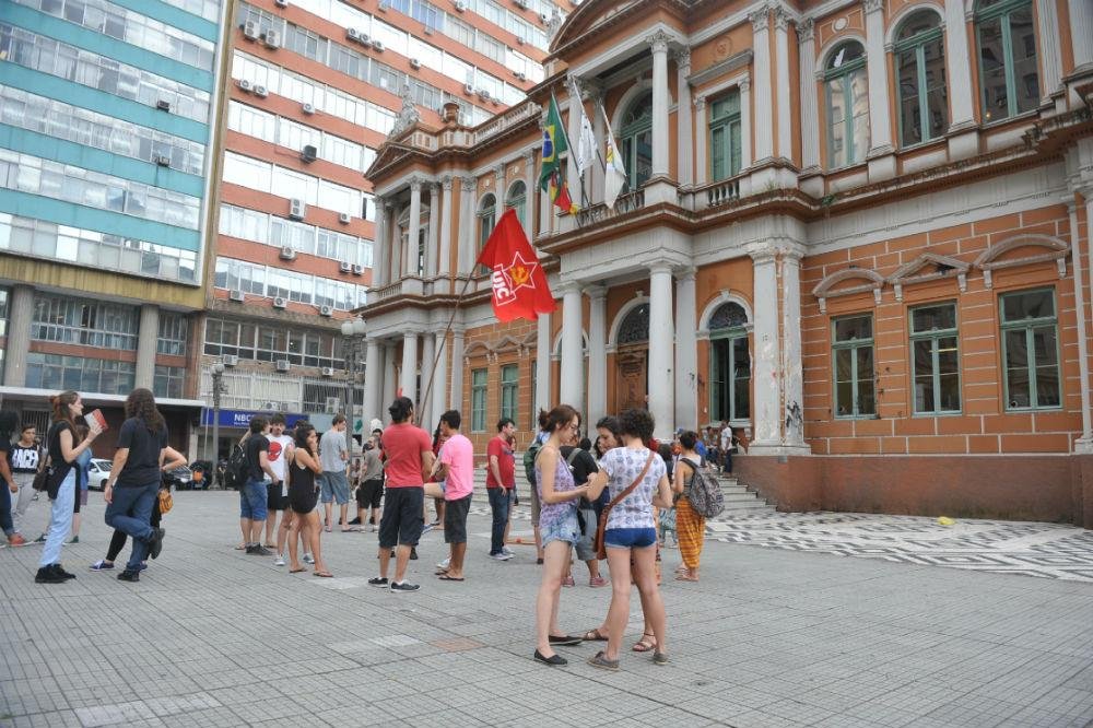Grupo fez panfletagem para levar a sociedade a discuss&atilde;o sobre o aumento da passagem de &ocirc;nibus de Porto Alegre