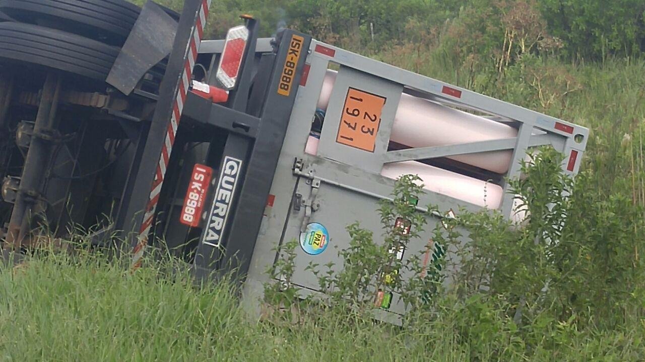 Caminh&atilde;o com GNV tombou na BR 290 e ocorreu vazamento do g&aacute;s