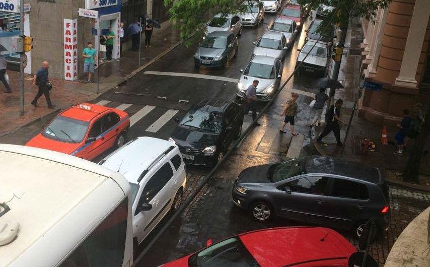 Tr&acirc;nsito em Porto Alegre ficou complicado depois de temporal