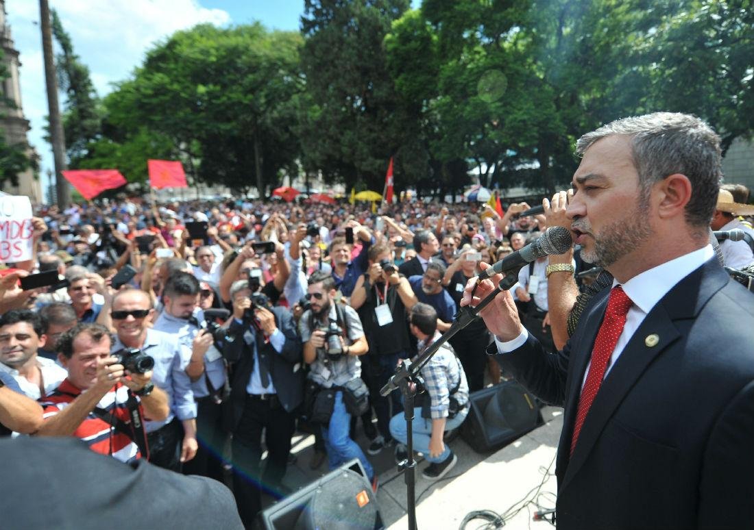 Pretto foi recepcionado por movimentos sociais na Pra&ccedil;a da Matriz