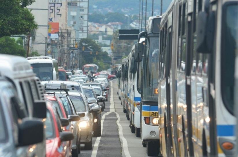 Protesto de rodovi&aacute;rios contra exclus&atilde;o de cobradores termina com ato no Pa&ccedil;o Municipal 