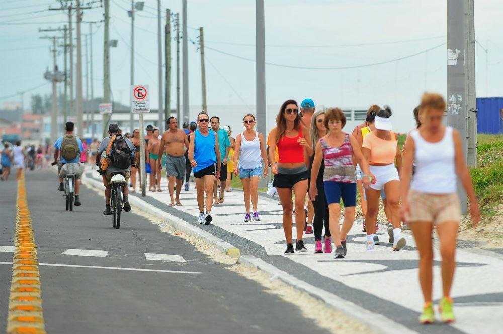 Com muitas nuvens e vento, op&ccedil;&atilde;o foi praticar esportes no litoral