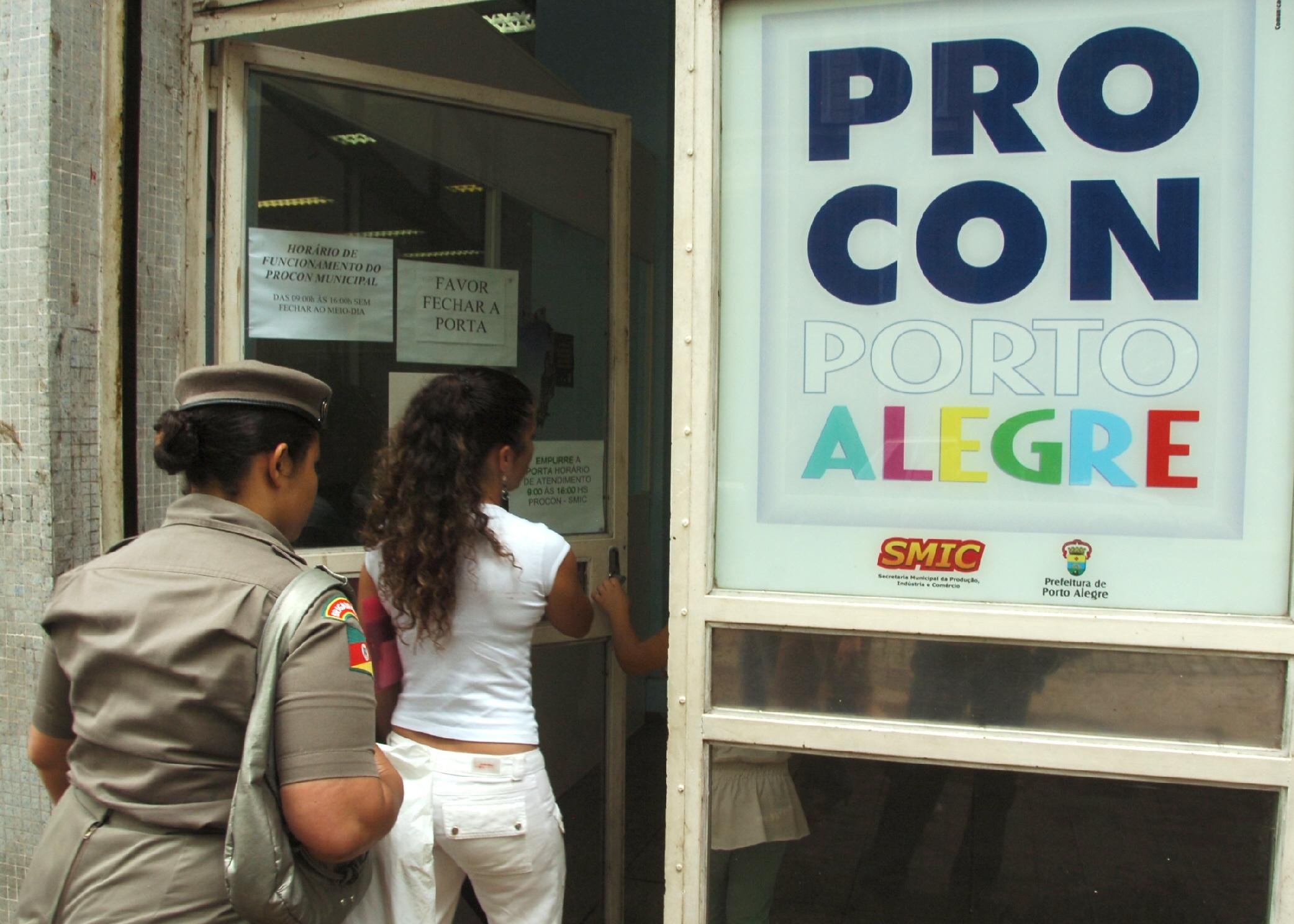 Procon interdita pontos de venda de editora em Porto Alegre