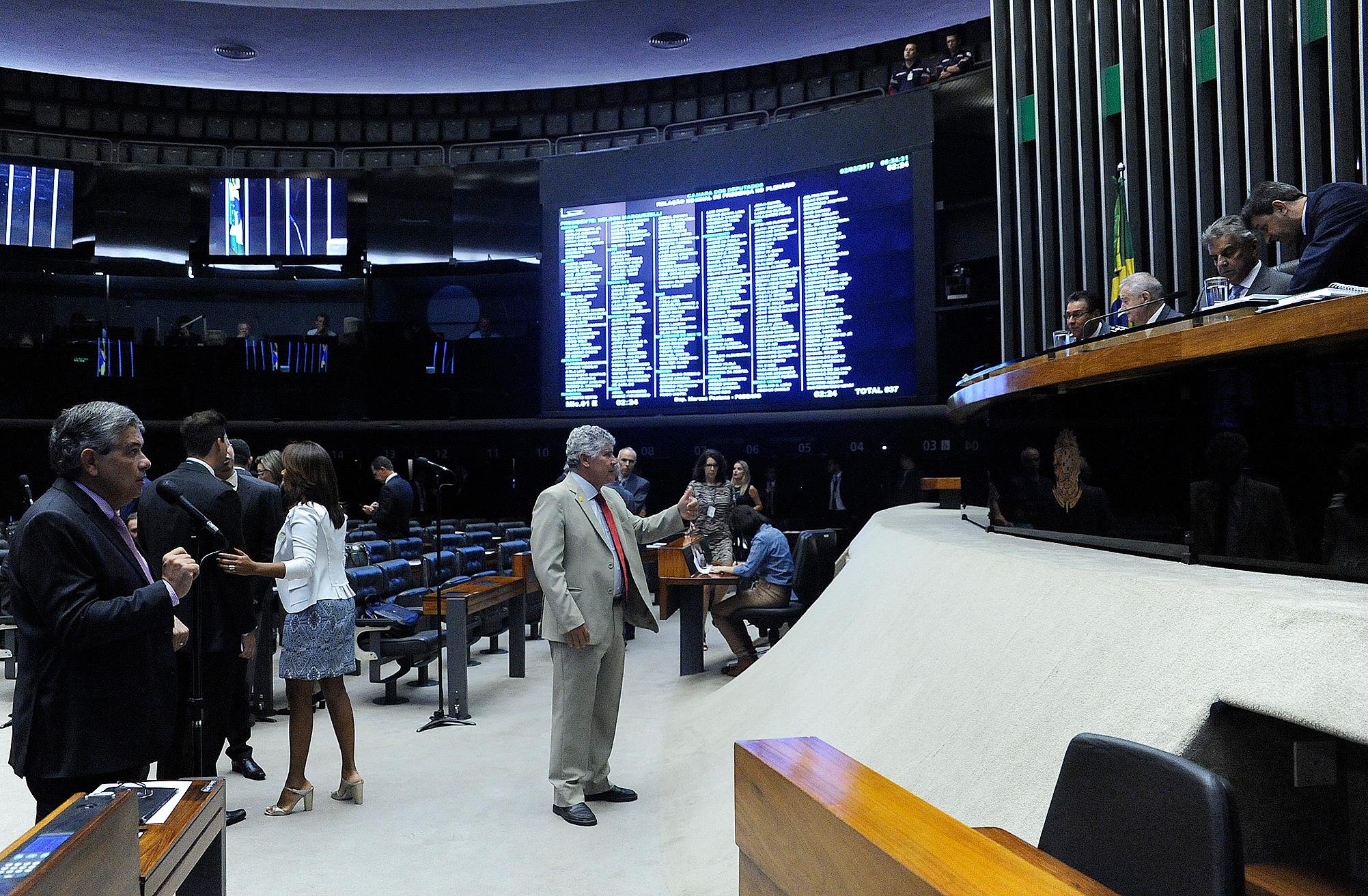 Seis parlamentares concorrem ao cargo