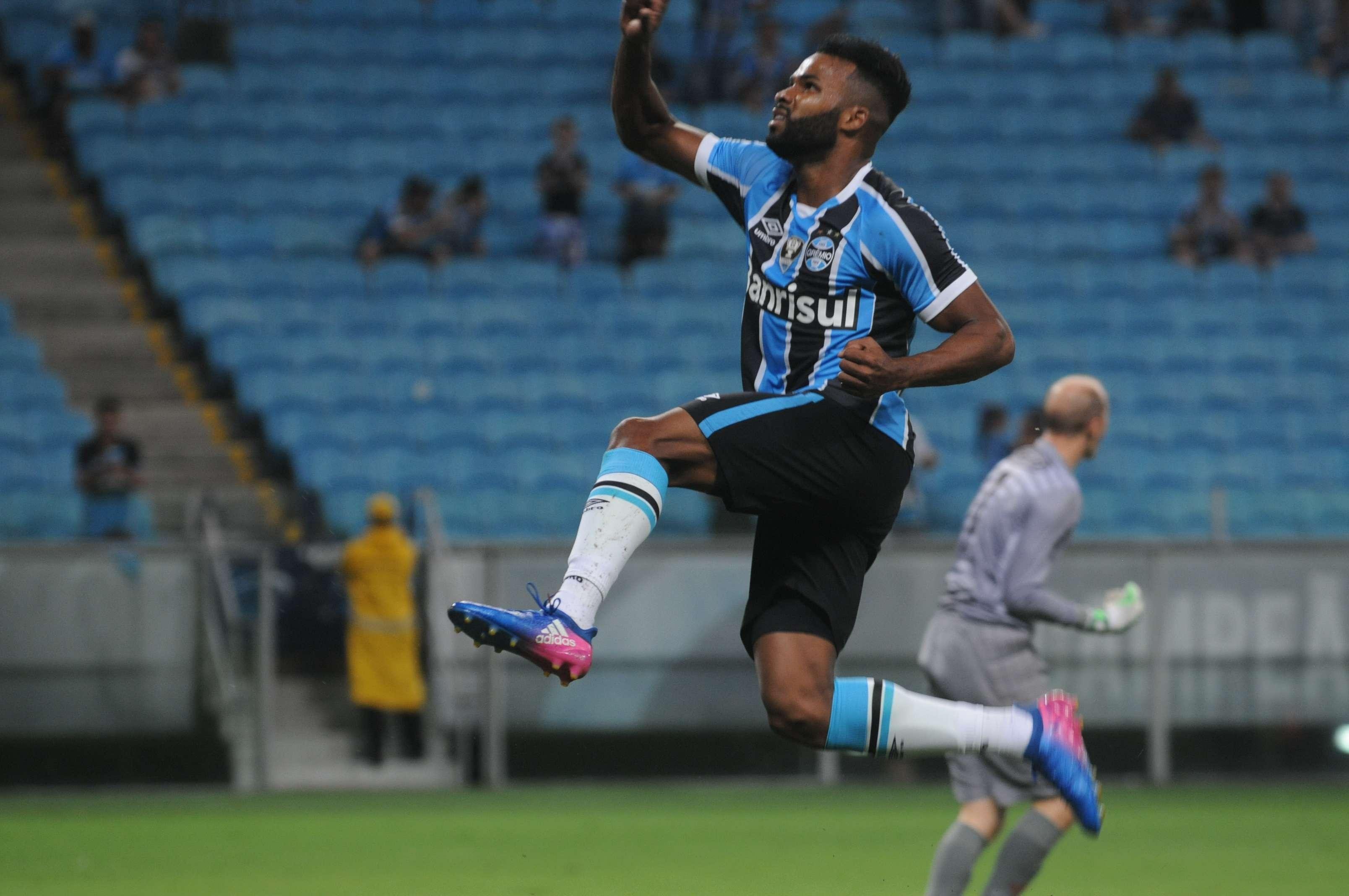 Fernandinho entrou no segundo tempo e marcou belo gol