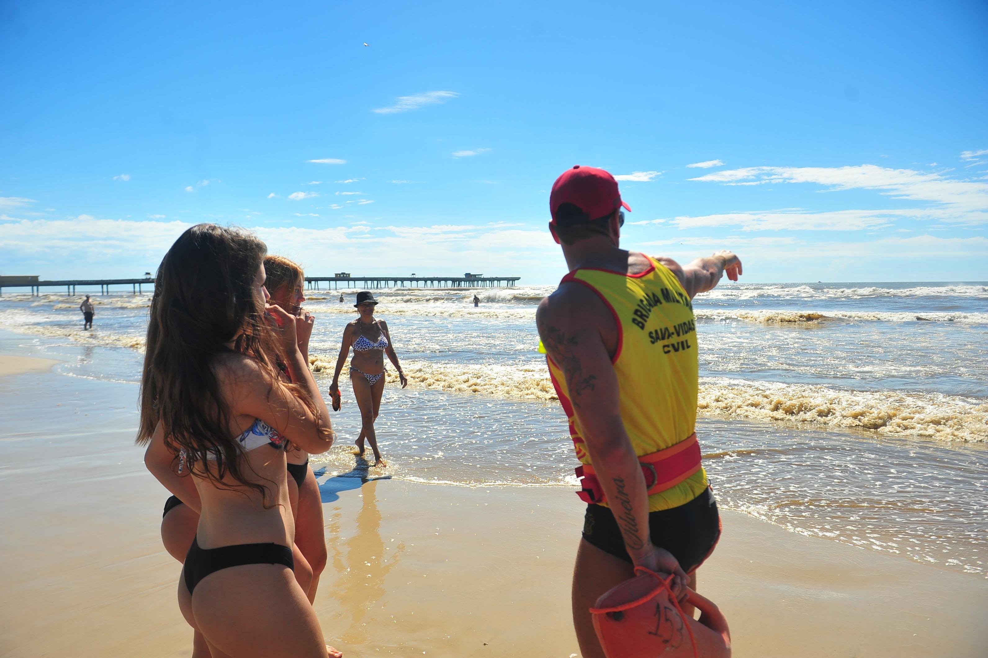 Salva-vidas orientaram banhistas para cuidados necess&aacute;rios no mar