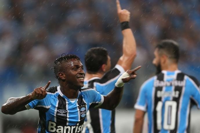 Bola&ntilde;os se sente melhor atuando na fun&ccedil;&atilde;o de Douglas